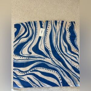 OnandeMar Blue and White Patterned Scarf